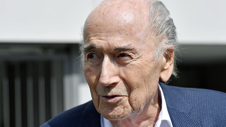 "Er kommuniziert nur über Anwälte mit mir", sagt Blatter über seinen Nachfolger Infantino.