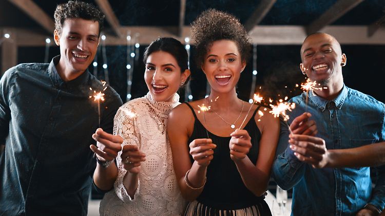 Wunderkerzen sind eine großartige Feuerwerk-Alternative zu Silvester, die wenig Müll macht und niemanden in Angst und Schrecken versetzt.