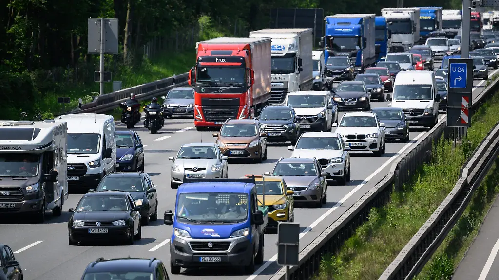Autos-und-Lkw-fahren-ueber-die-Autobahn-A2