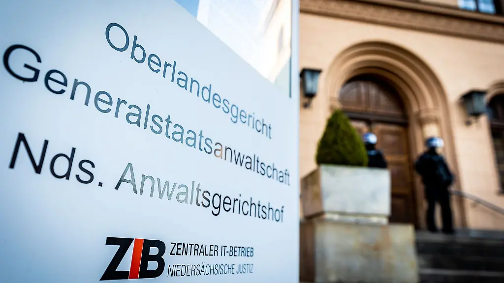 Ein-Schild-mit-der-Aufschrift-Oberlandesgericht-Generalstaatsanwaltschaft-Nds-Anwaltsgerichtshof-steht-auf-einem-Schild-vor-dem-Oberlandesgericht