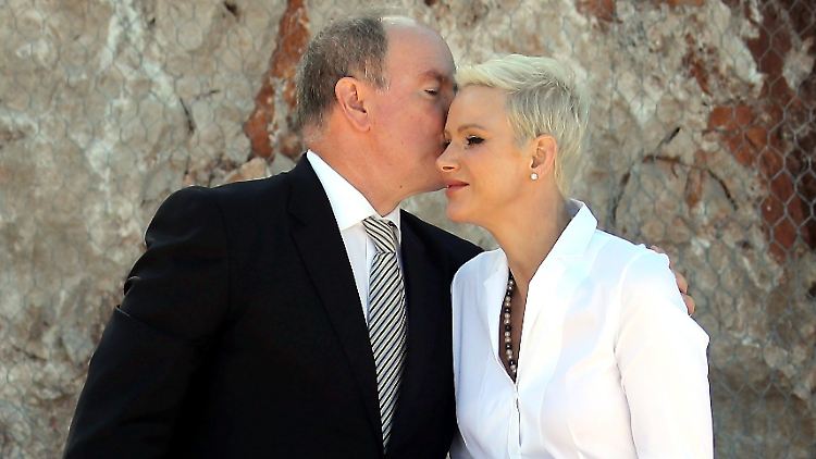 Sie scheinen wieder glücklich miteinander zu sein: Fürst Albert und seine Frau Charlène.