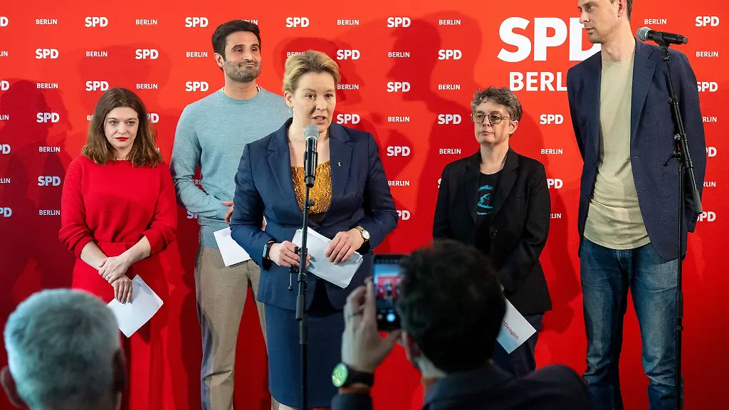 Mitglieder-der-SPD-stehen-bei-einer-Pressekonferenz-zusammen