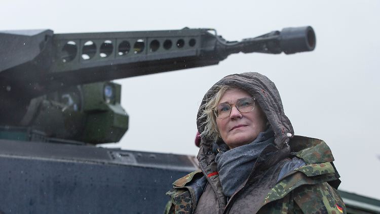 Frühere Übungen waren laut Lambrecht vielversprechend: Die Verteidigungsministerin im Februar vor einem Puma-Panzer. 