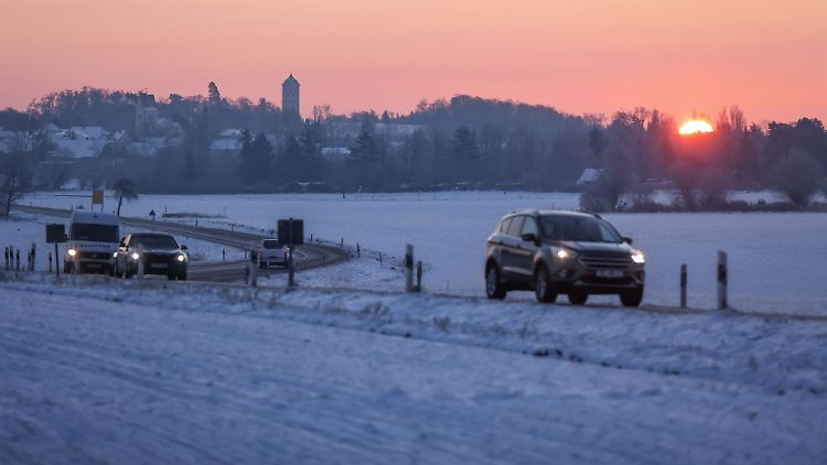 Wer zu einer längeren Autofahrt im Winter aufbricht, sollte das Fahrzeug vollgetankt und durchgecheckt haben.