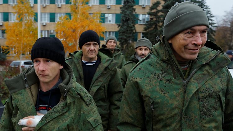 Russische Gefangene nach einem Austausch. Nach ukrainischen Angaben werden Überläufer in der Ukraine gut behandelt. 