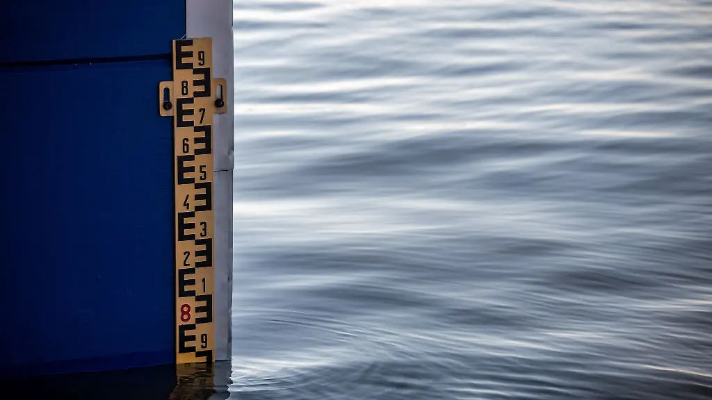 Eine-Markierung-zeigt-den-Wasserstand-an