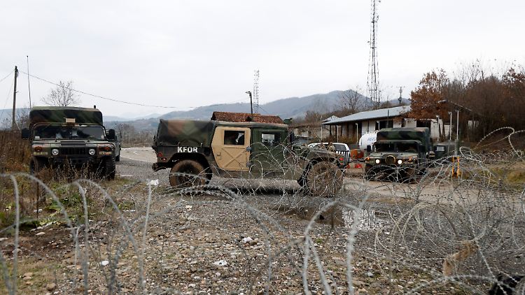 US-Soldaten, die in der NATO-geführten Friedenstruppe KFOR dienen, bewachen einen Kontrollpunkt entlang der Grenze zwischen Kosovo und Serbien.
