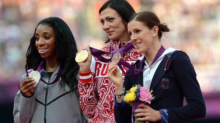 Das Gefühl, ganz oben auf dem Podium zu stehen, kann Demus (l.) nicht nachträglich erhalten.