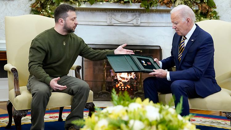 Biden (r.) bedankte sich bei Selenskyj mit den Worten: "Unverdient, aber sehr geschätzt."