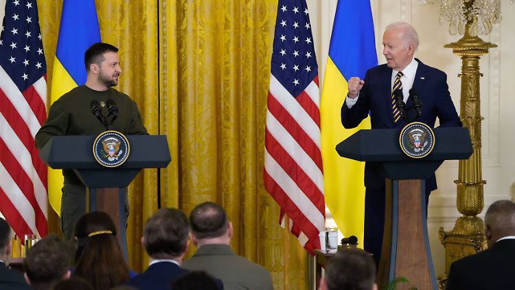 Seine erste Auslandsreise seit Kriegsbeginn führt den ukrainischen Präsidenten Selenskyj in die USA zu seinem Amtskollegen Biden.