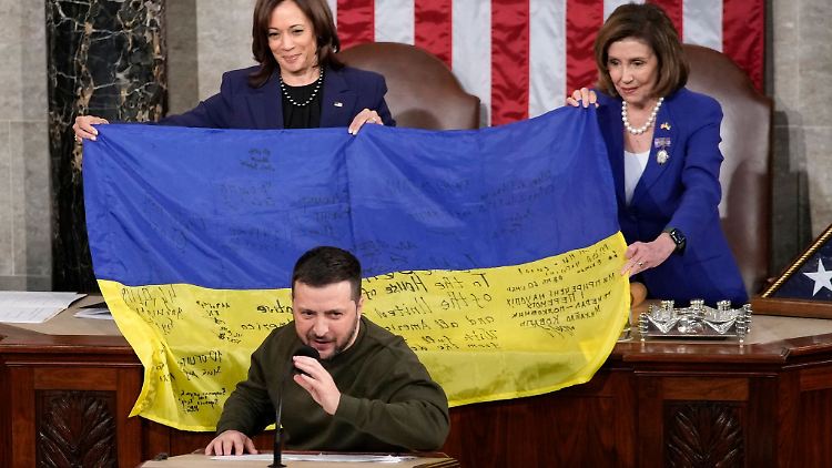 Selenskyj überreichte dem US-Kongress eine ukrainische Flagge, die von den Frontsoldaten in Bachmut signiert wurde.