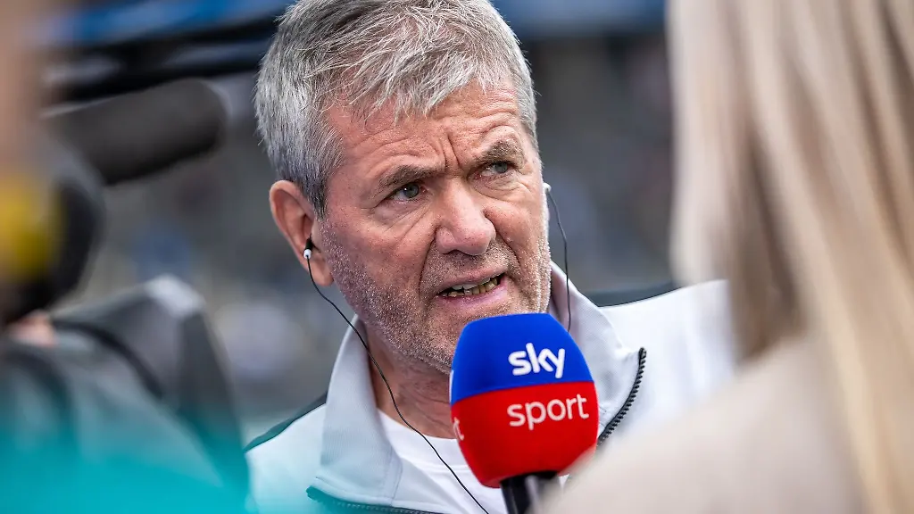 Trainer-Friedhelm-Funkel-von-FC-Kaiserslautern-spricht-im-Interview-vor-Spielbeginn