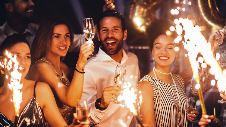 Ein traditioneller Silvesterbrauch: anstoßen mit den Lieblingsmenschen, um gut und glücklich ins neue Jahr zu kommen.
