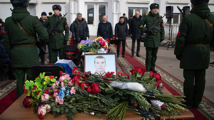 Im Ukraine-Krieg scheint Russland alles zu tun, um amtliche Opferzahlen niedrig zu halten - offiziell sind weniger als 6000 russische Soldaten in der Ukraine gefallen.