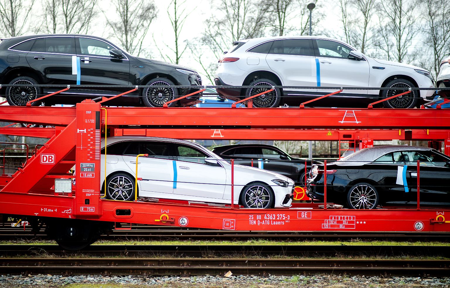 Die Autoindustrie steckt in einem tiefgreifenden Strukturwandel. Der bringt einige Bewegung auf dem Automarkt. Ungewöhnliche viele Baureihen werden eingestellt, viele - oft rein elektrische - kommen neu hinzu. Besonders spannend ist dabei die Flut neuer Modelle aus China, die nicht immer von chinesischen Marken vertrieben werden. Ein Ausblick aufs neue Autojahr 2023.