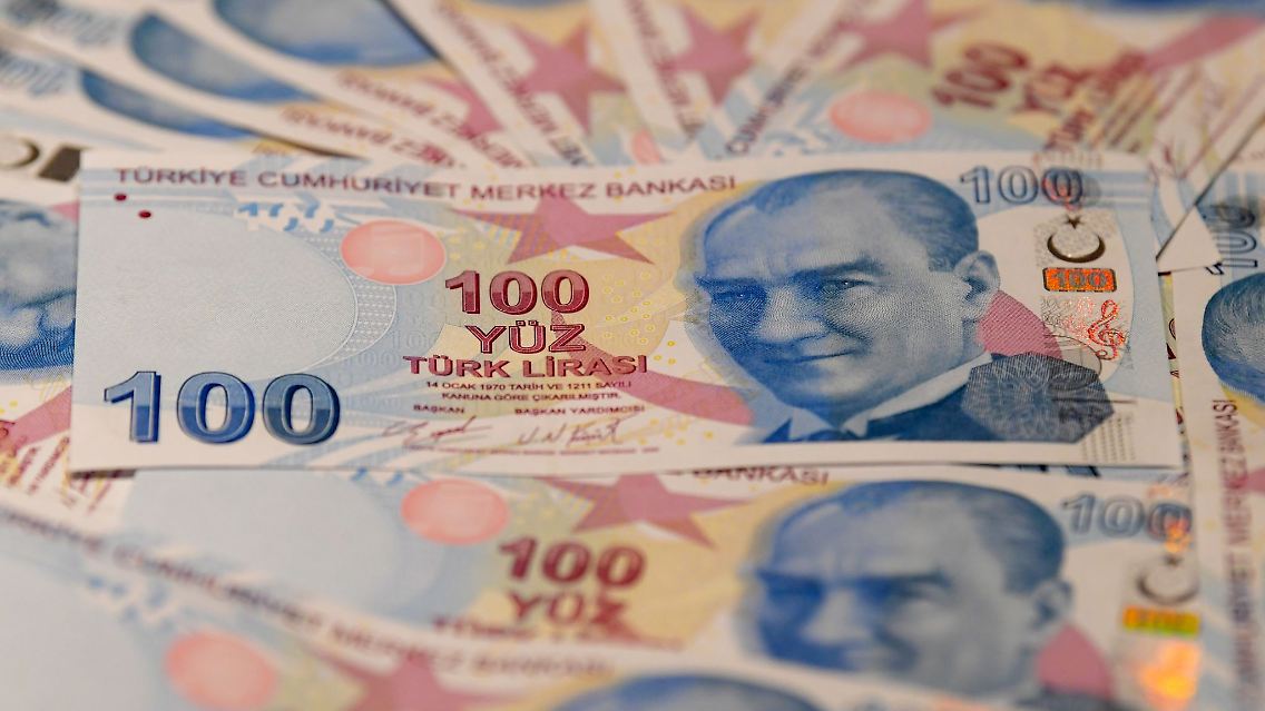 Türkische Lira liegen auf einem Tisch.