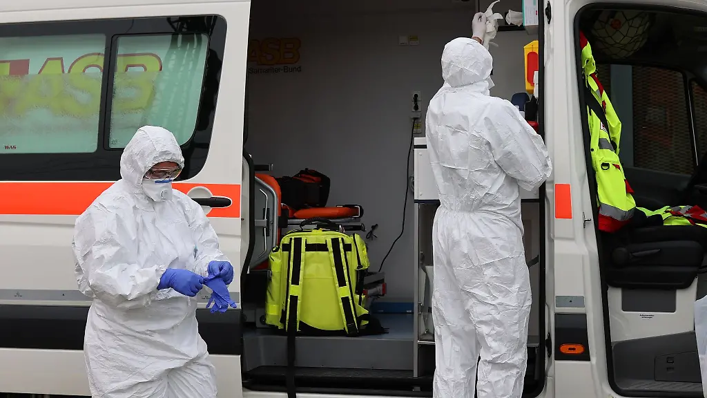 Spezialisten-tragen-wegen-eines-Reizgas-Austritts-Schutzanzuege-und-Atemschutzmasken-Die-Singener-Innenstadt-war-am-Donnerstag-vorsorglich-abgesperrt-worden