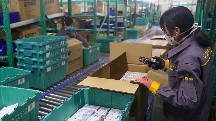 Arbeiterinnen in einem Logistikzentrum der China Resources Pharmaceutical Group Limited: Wird China weiter Medikamente gegen Erkältung und Fieber exportieren?