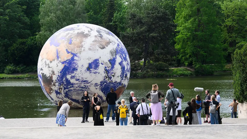 Das-Kunstwerk-Floating-Earth-des-Kuenstlers-Luke-Jerram-schwimmt-auf-dem-Maschteich-als-Teil-der-Kunstfestspiele-Herrenhausen