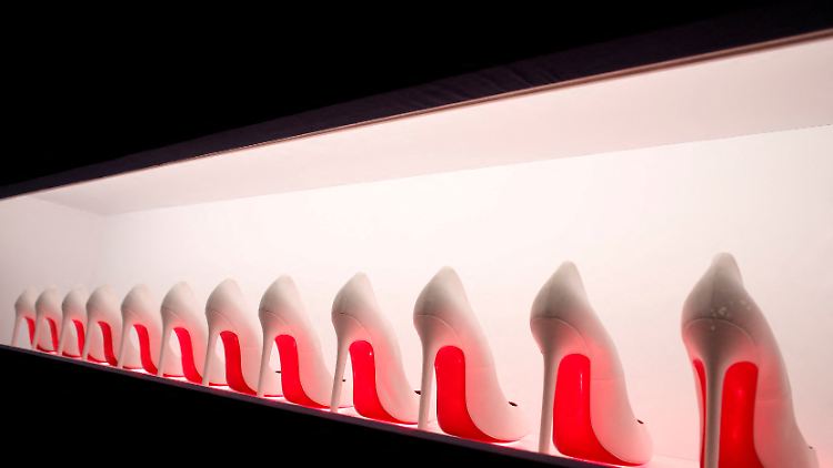 Auf Amazon wird regelmäßig Werbung von Schuhen mit roter Sohle gezeigt, die nach Angaben Louboutins ohne seine Zustimmung von Dritten in den Verkehr gebracht werden.