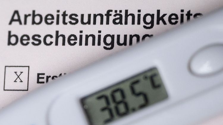 "Um die volkswirtschaftlichen Kosten zu senken, empfiehlt es sich, die Kurve der Ansteckungen zu verflachen - etwa durch das Tragen von Masken, durch Grippeimpfungen und Arbeit im Homeoffice", so Gesundheitsökonom Stolpe.