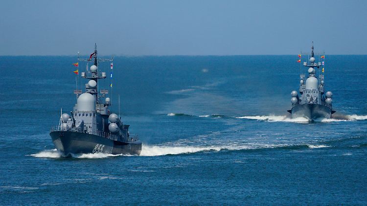 Russische Kriegsschiffe während eines Manövers.