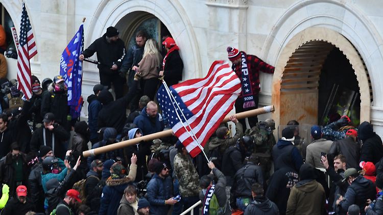 Am 6. Januar stürmten Trumps Anhänger das Parlamentsgebäude in Washington, um eine Anerkennung des Wahlsiegs von Joe Biden zu verhindern.