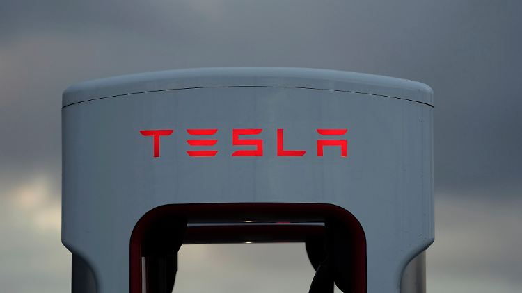 Bei Tesla ziehen dunkle Wolken auf.