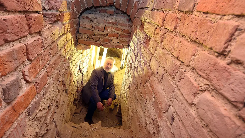 Kreisheimatpfleger-Markus-Fischer-in-einem-fast-900-Jahre-alten-Mauergang-der-Burg-in-Mindelheim