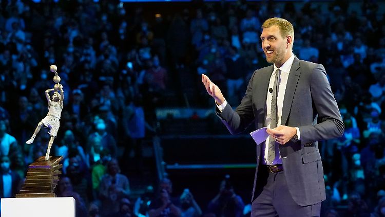 Da ist sie noch etwas kleiner: Dirk Nowitzki und die Statue, die für ihn in Dallas errichtet wird, zu Beginn des Jahres.