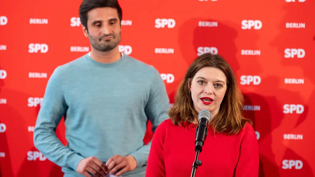 Kian-Niroomand-l-SPD-Landesvize-in-Berlin-und-Jana-Bertels-fruehere-Co-Vorsitzende-der-Berliner-SPD-Frauen-stehen-bei-einer-Pressekonferenz-nach-der-Auszaehlung-der-Stimmen-zur-Wahl-neuen-Doppelspitze-der-Berliner-SPD-zusammen