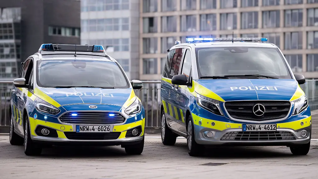 Neue-Polizeiwagen-vom-Typ-Mercedes-Benz-Vito-r-und-Ford-S-Max-stehen-im-Duesseldorfer-Medienhafen