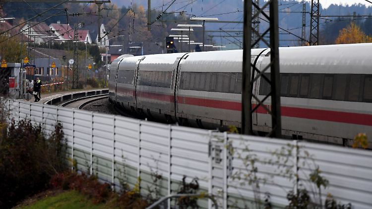 Im Bahnhof des oberpfälzischen Ortes Seubersdorf kam der ICE zum Stehen.
