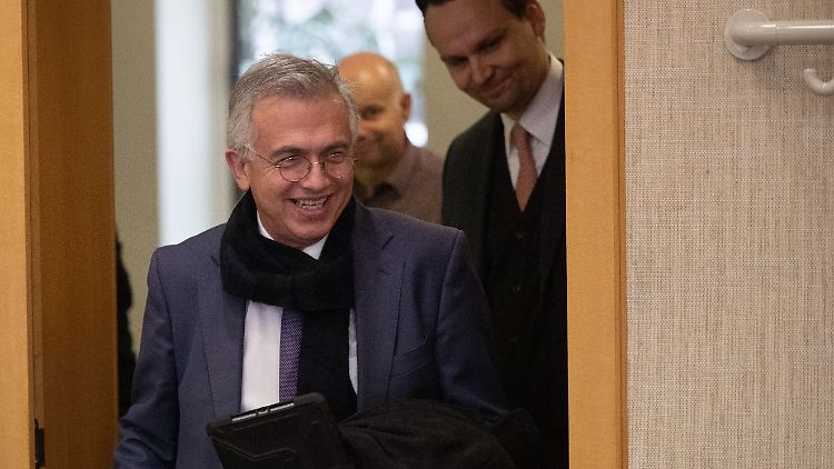 Lächelnd betrat Feldmann am Morgen den Gerichtssaal - es half nichts.