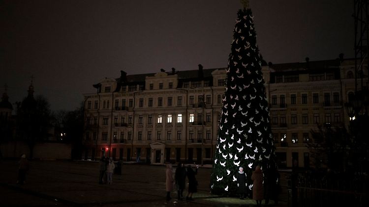 Ein Weihnachtsbaum in Kiew, geschmückt mit Friedenstauben.