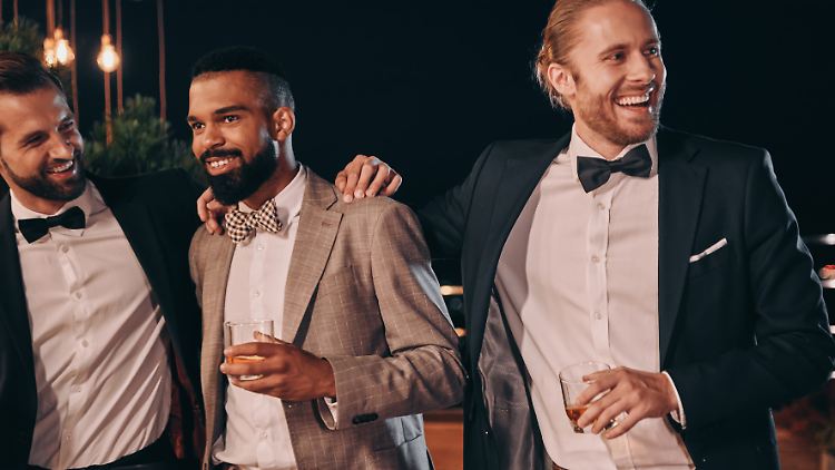 Das Silvesteroutfit darf gern etwas schicker ausfallen als auf anderen Partys. Ein Klassiker ist das Sakko mit Hemd und Fliege.