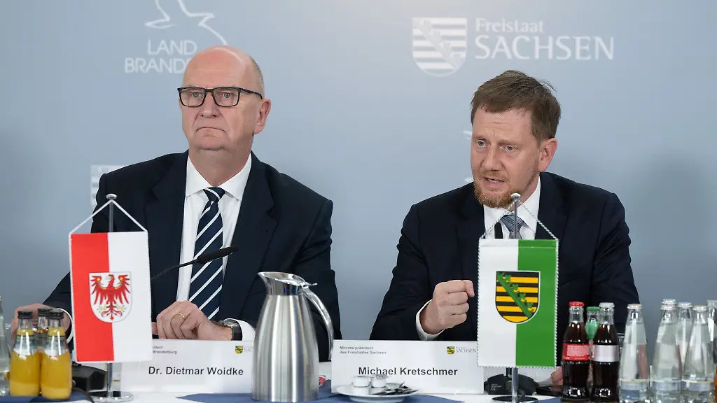 Brandenburgs-Ministerpraesident-Dietmar-Woidke-SPD-l-und-sein-saechsischer-Amtskollege-Michael-Kretschmer-CDU