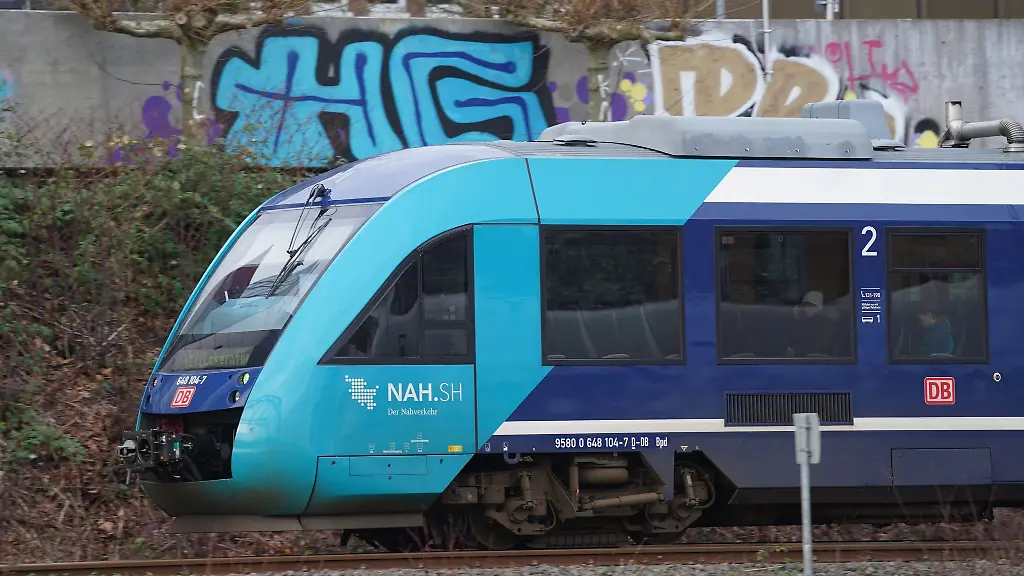 Ein-Zug-der-Nahverkehrsgesellschaft-Nah-SH-verlaesst-den-Kieler-Hauptbahnhof