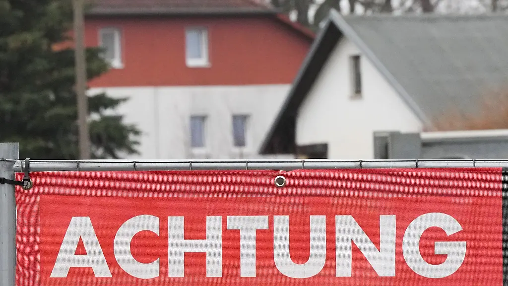 Ein-Schild-Achtung-Kampfmittelraeumarbeiten-das-haeufig-bei-Absperrungen-um-einen-Bombenfund-zu-sehen-ist