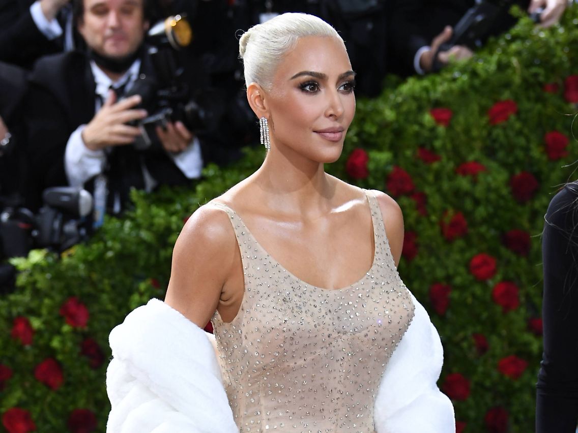 Kim Kardashian ist die neue Besitzerin des Kreuzes - hier trägt sie ein Kleid von Marilyn Monroe.