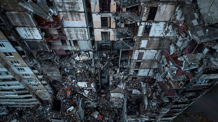 Ein zerstörtes Wohnhaus in Charkiw. Nach Kiews Angaben bereiten die Russen neue Raketenangriffe auf ukrainische Städte vor.