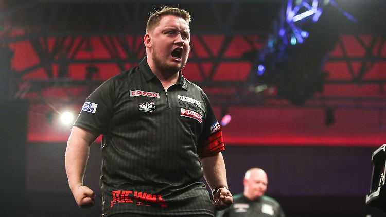 Martin Schindler schafft als erster Deutscher das High-Finish bei der Darts-WM.