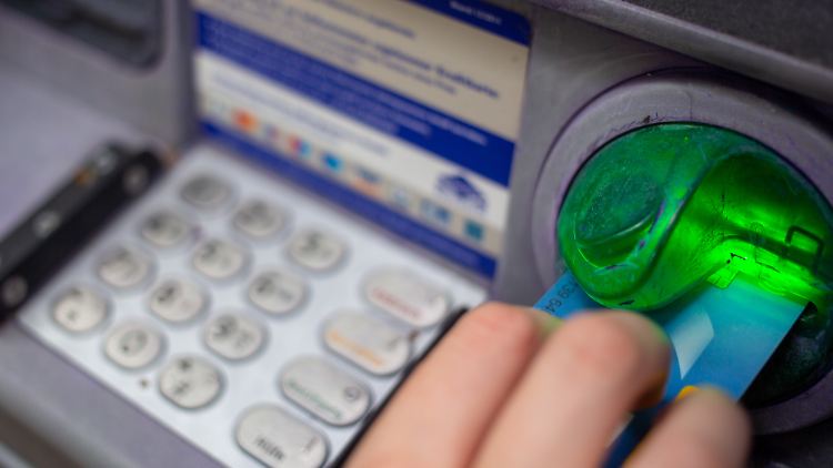 Bei der EMV-Technik wird die Echtheit von Bezahlkarten mit Hilfe eines eingebauten Mini-Computers bei jedem Gebrauch geprüft.​
