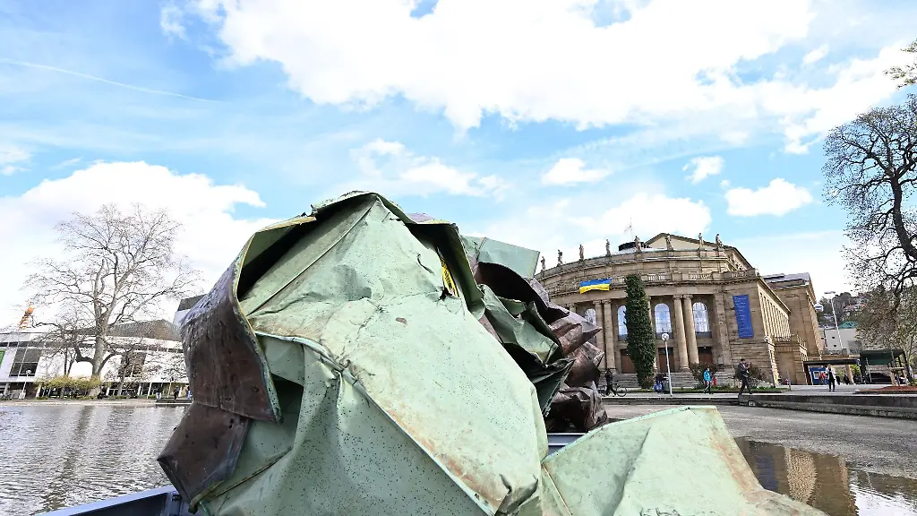 Das-durch-einen-Sturm-zerstoerte-Dach-der-Stuttgarter-Oper-ist-im-Eckensee-vor-der-Oper-aufgebaut