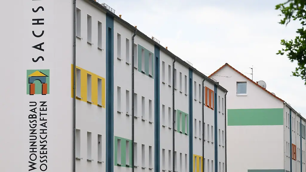 Das-Logo-der-Wohnungsgenossenschaft-Dippoldiswalde-steht-an-der-Fassade-eines-Wohnblocks