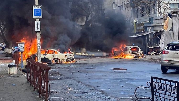 Auch an Heiligabend nehmen die russischen Truppen erbarmungslos zivile Ziele wie in Cherson ins Visier.
