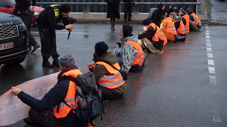 Mitglieder der Gruppe Letzte Generation in Berlin.
