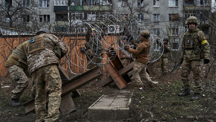 Ukrainische Soldaten bereiten Straßensperren in Bachmut vor. 