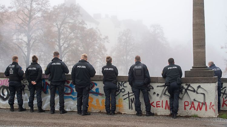 Die Polizei dämpft Hoffnungen auf schnelle Informationen zum Einsatz.