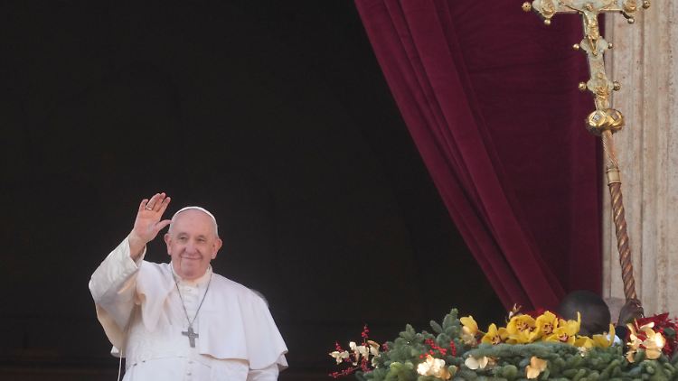 Papst Franziskus erinnerte an das durch Krieg verursachte Leid auf der Welt, bevor er den Segen "Urbi et Orbi" sprach.
